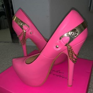 Fuchsia pumps